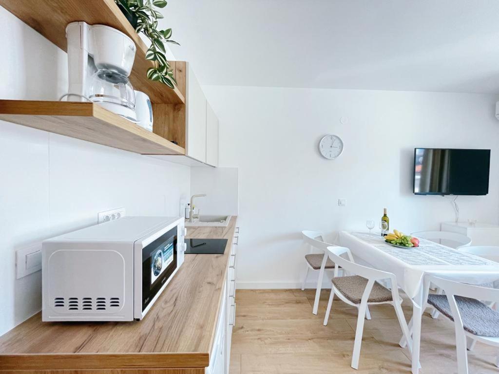 Caramel Comforts With Sea View In Stinjan Only 300 Meters From The Beach Pula Exterior photo